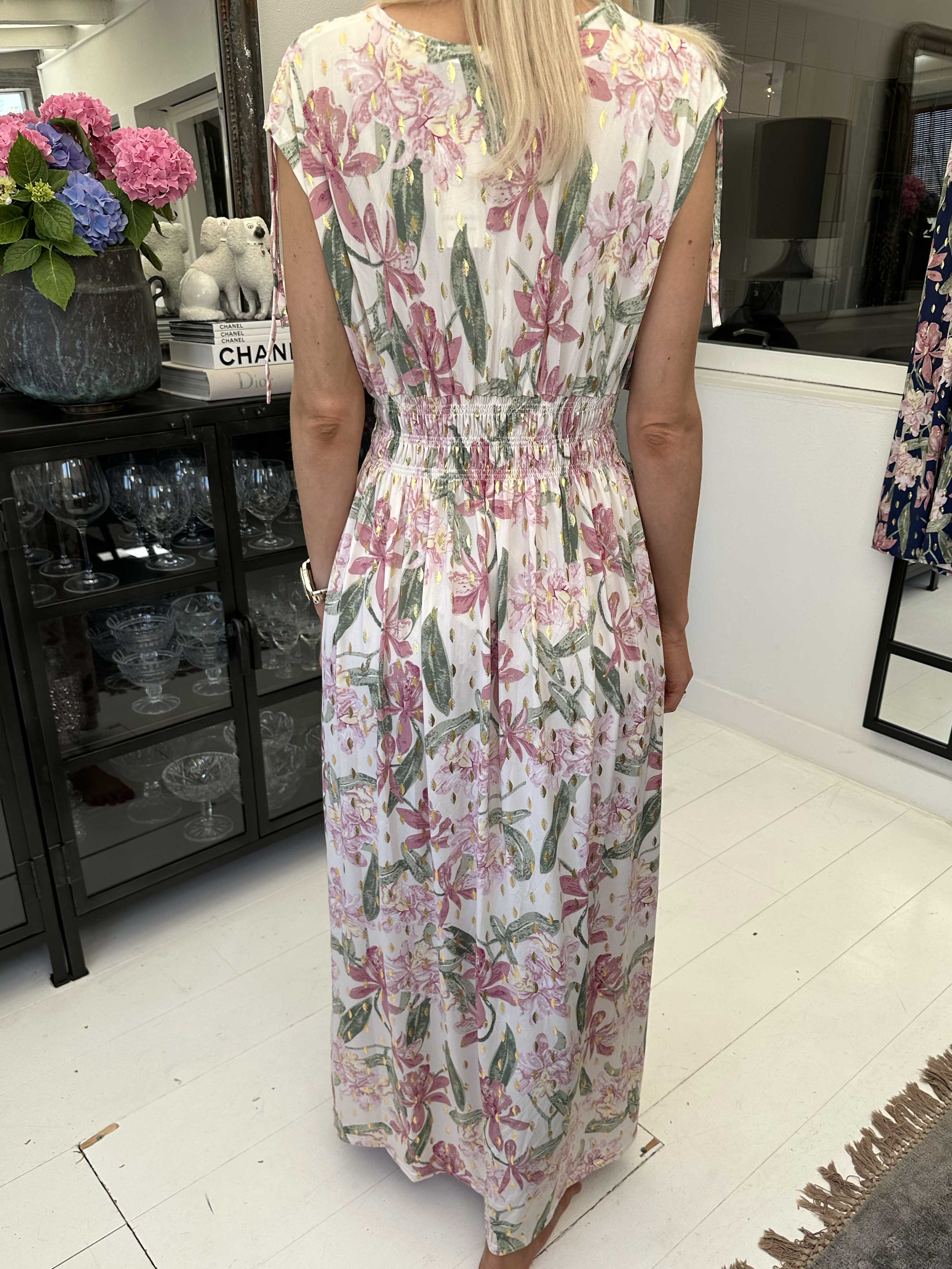 Pams Flower Sleeveless - Blommig långklänning i skrynkelfritt material